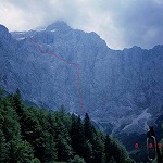 トリグラフ北壁　赤線はBavarska ～Izstop-Zimmer-Jahn（1000m／Ⅳ＋）